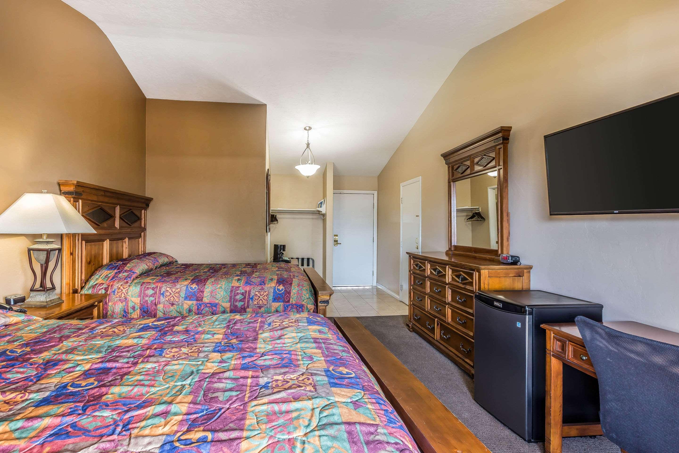 Econo Lodge Lake Elsinore Casino Bagian luar foto