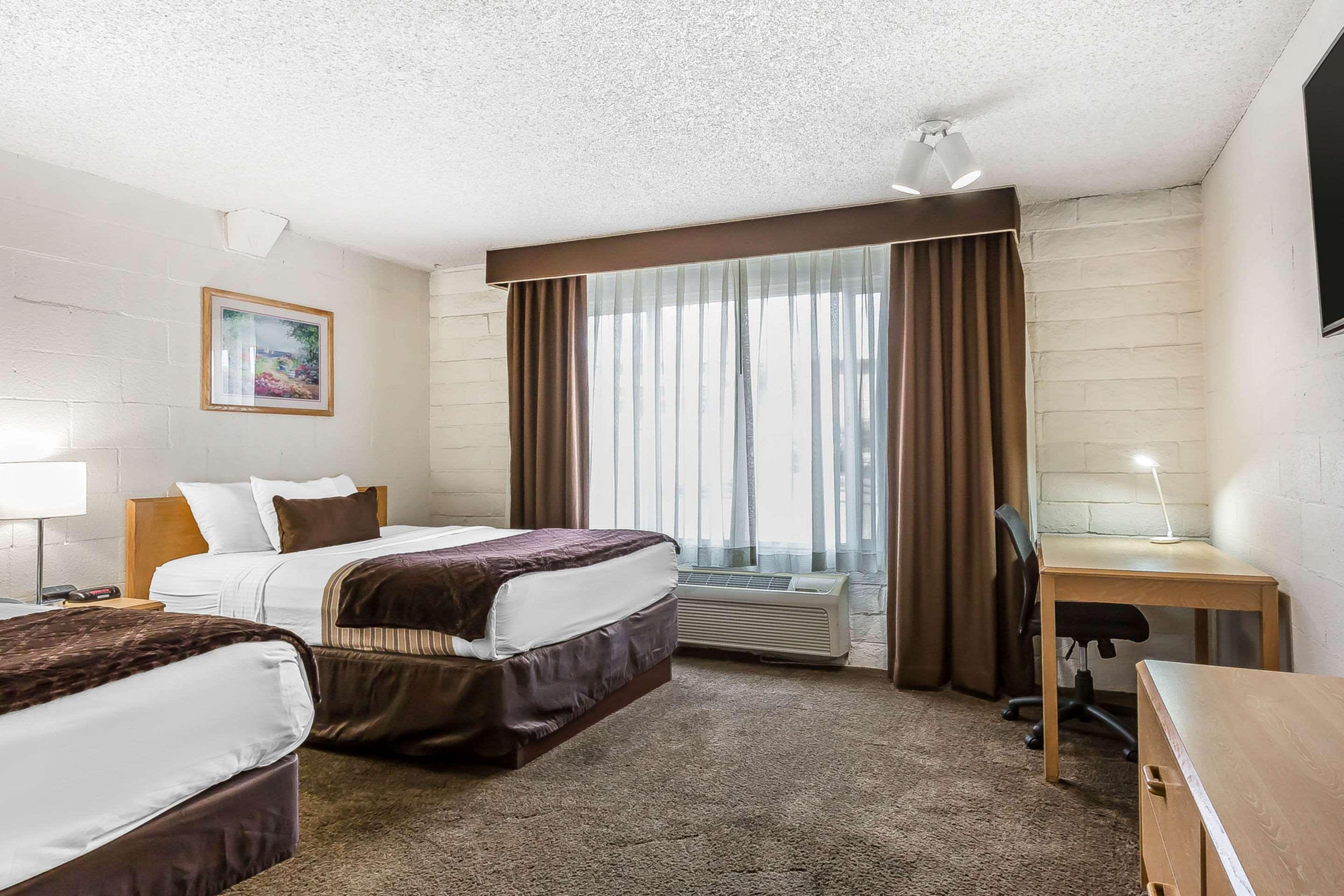 Econo Lodge Lake Elsinore Casino Bagian luar foto
