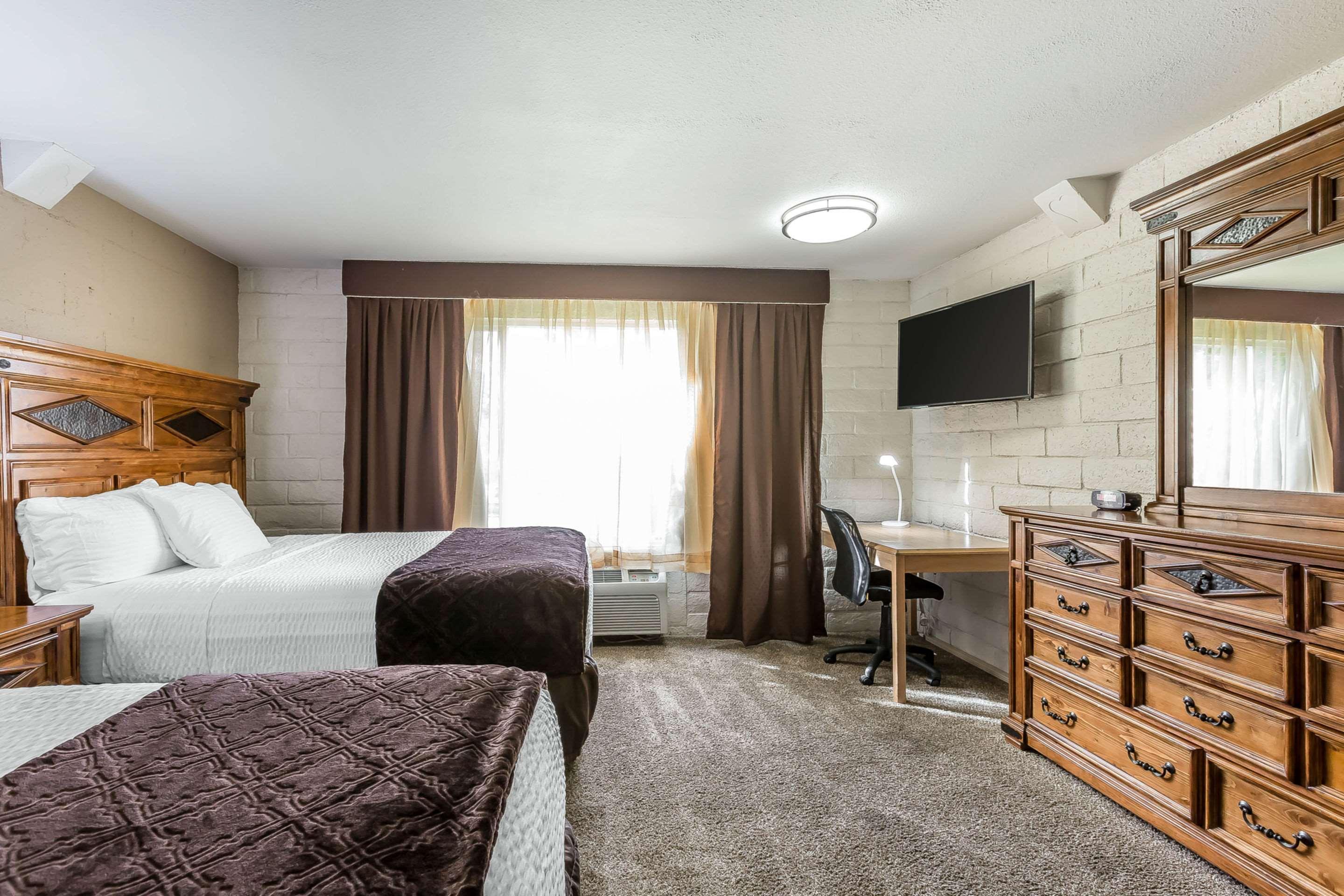 Econo Lodge Lake Elsinore Casino Bagian luar foto