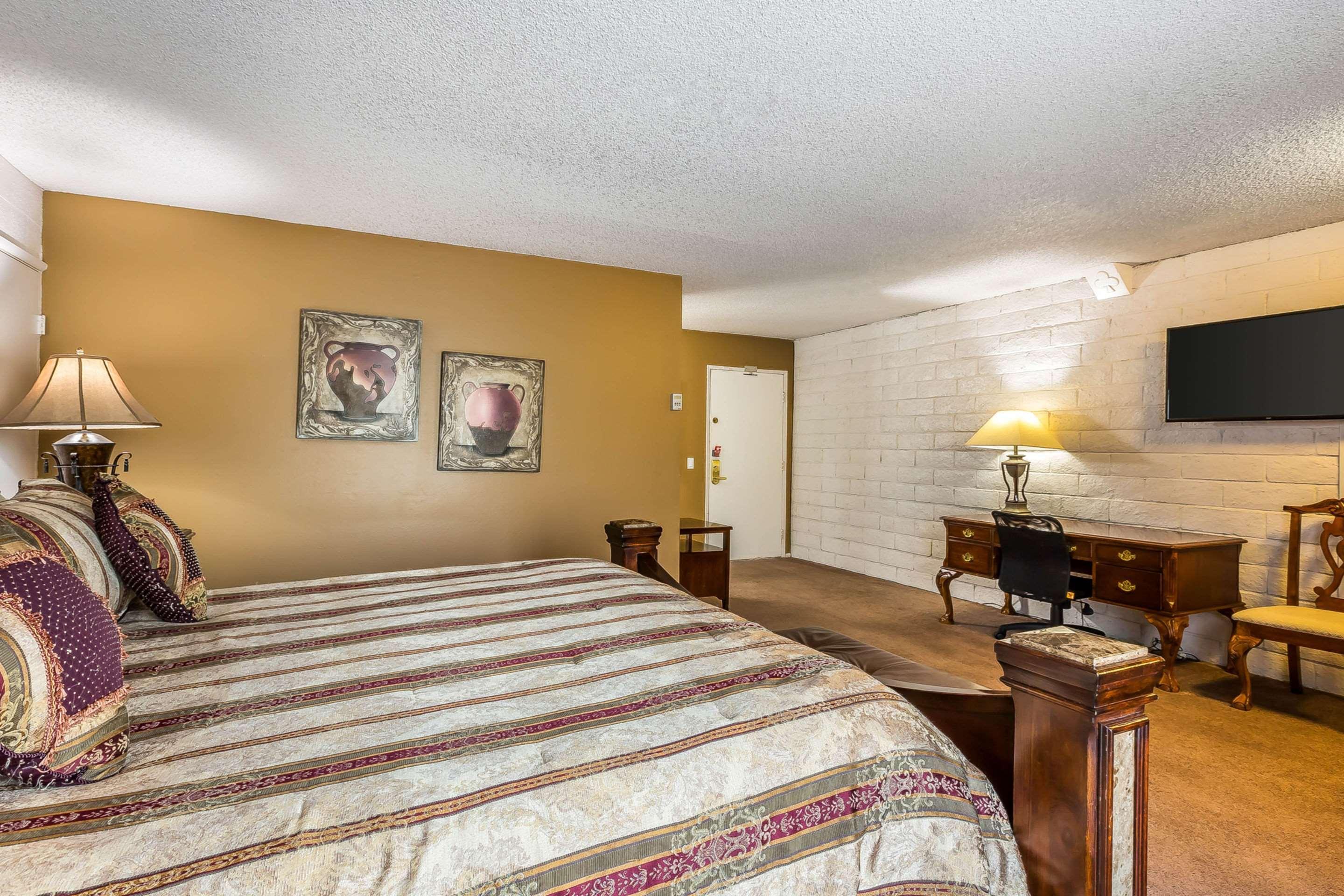 Econo Lodge Lake Elsinore Casino Bagian luar foto