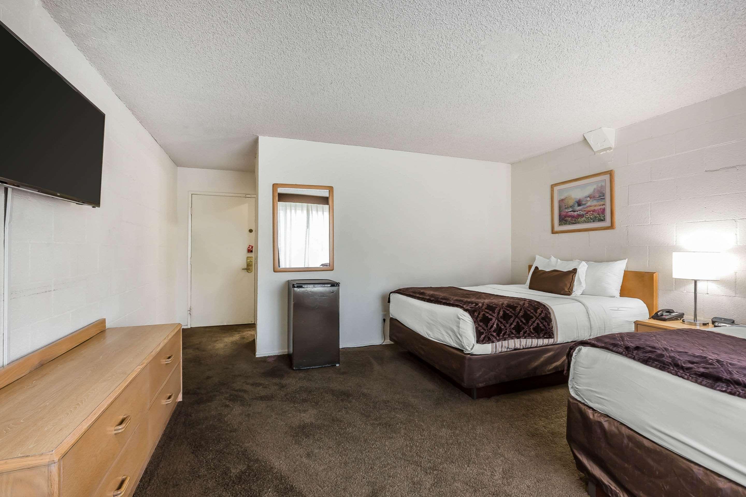 Econo Lodge Lake Elsinore Casino Bagian luar foto