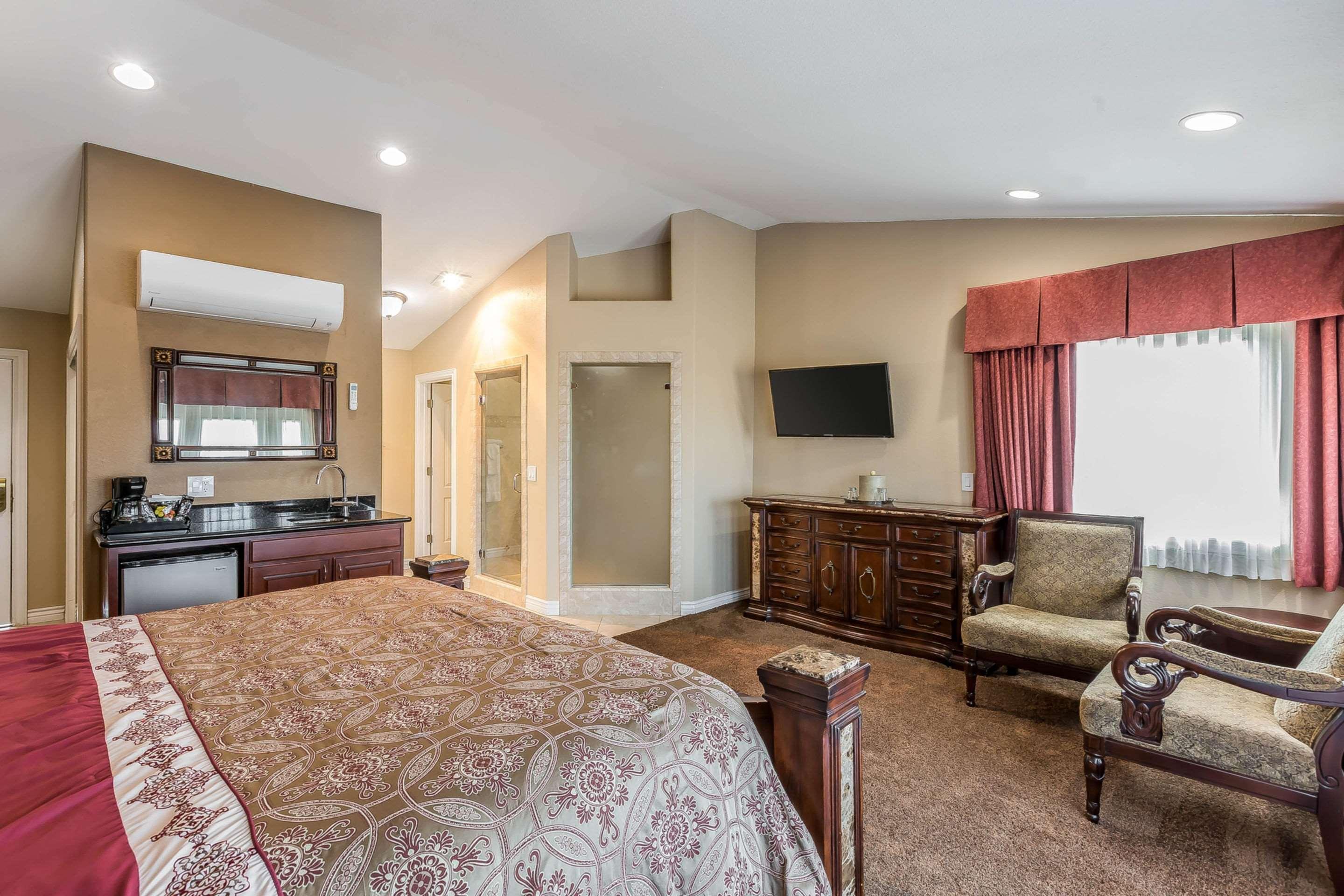 Econo Lodge Lake Elsinore Casino Bagian luar foto